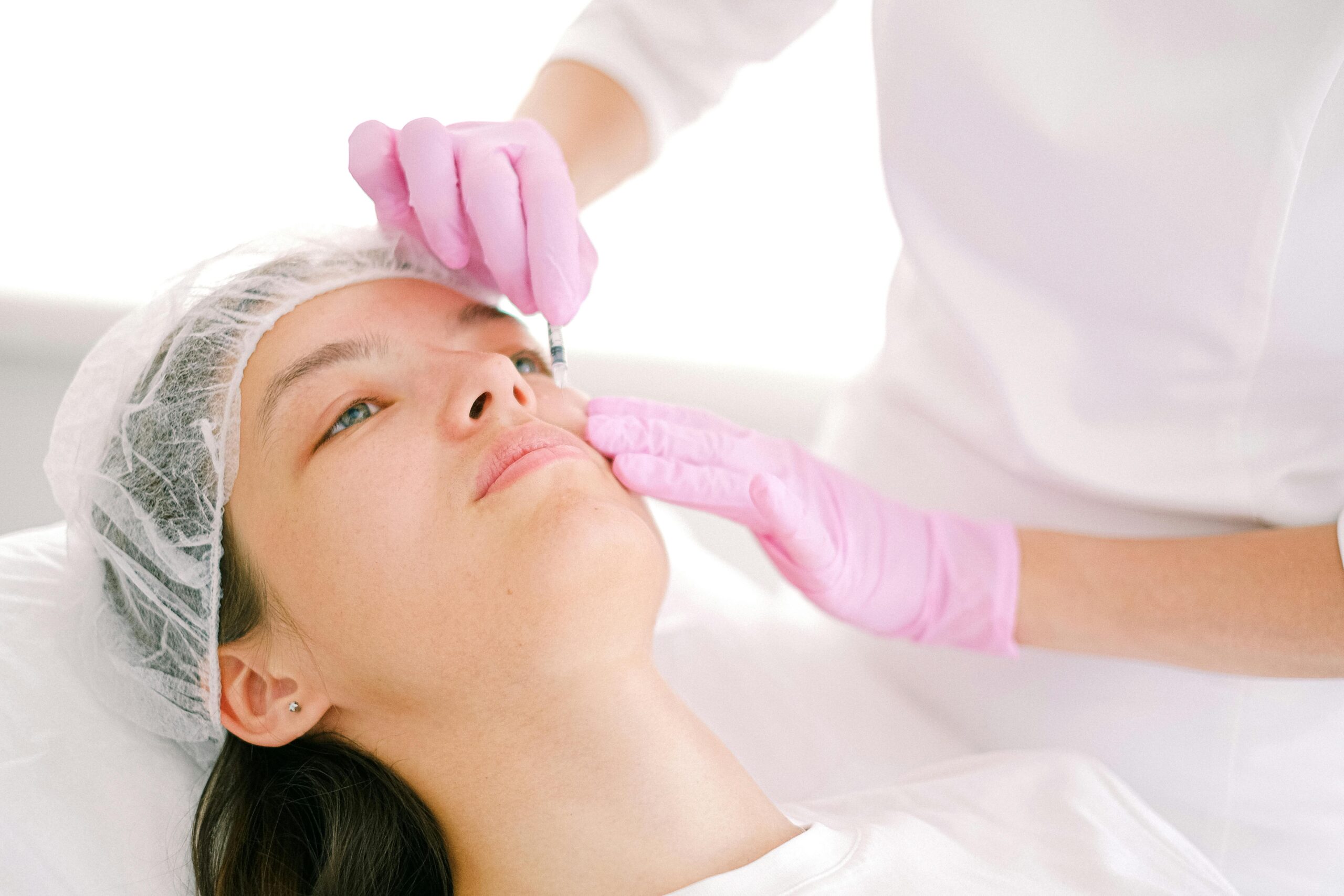 Somministrazione di tossina botulinica per trattamento neurologico in clinical setting, enhancing beauty using modern techniques.